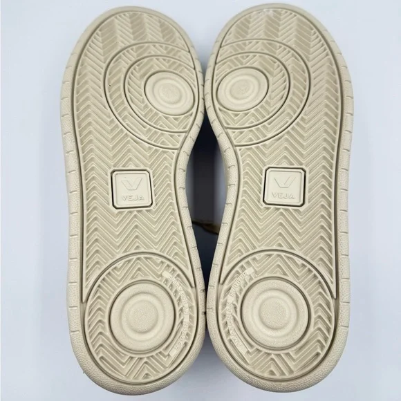 VEJA V-12 Sneakers - Picture 9 of 11